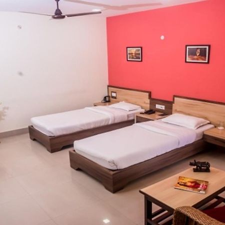 Hotel Aatreyee Дибругарх Экстерьер фото