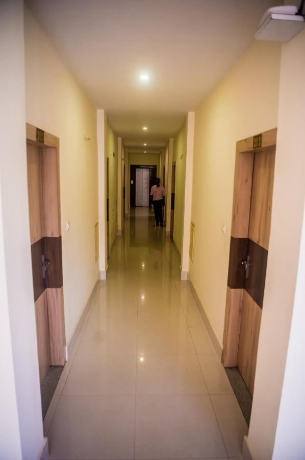 Hotel Aatreyee Дибругарх Экстерьер фото