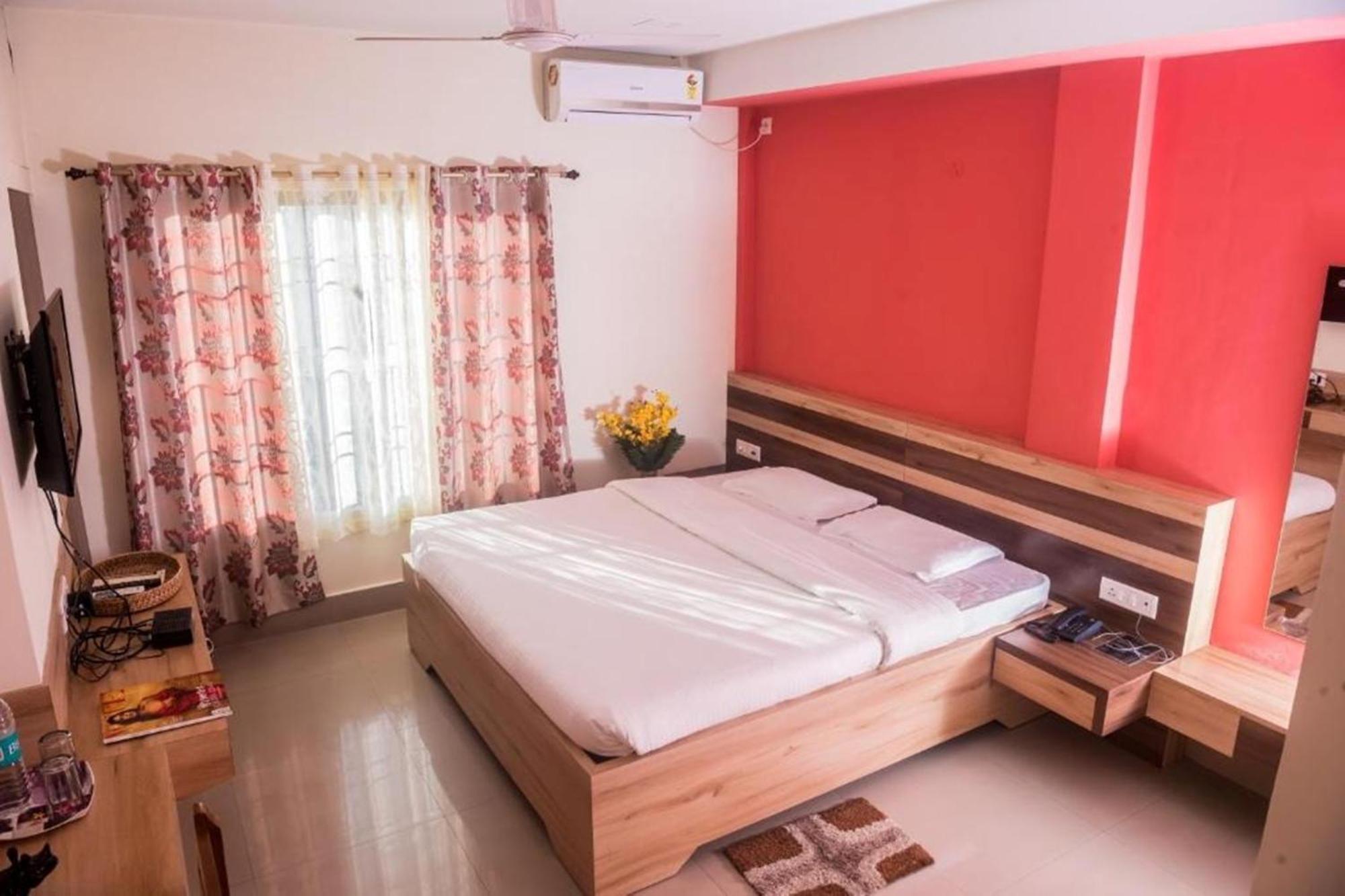 Hotel Aatreyee Дибругарх Экстерьер фото
